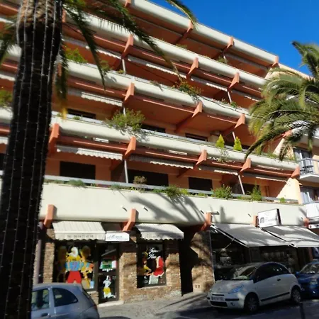 2 Pieces Climatise Avec Terrasse Et Parking - Centre - Fr-1-308-66 * Le Lavandou