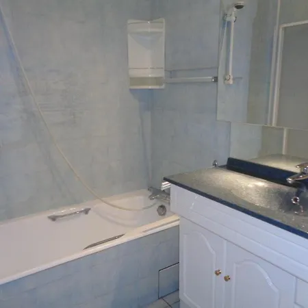 2 Pieces Climatise Avec Terrasse Et Parking - Centre - Fr-1-308-66 *